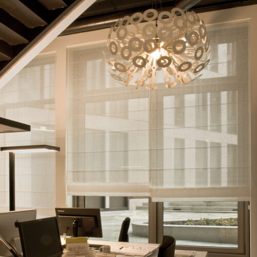 Hohe Biesenfaltrollos mit geradem Volantabschluss in einem modernen Büro, gefertigt aus transparentem Leinenstoff Linus von intra-in.