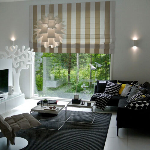 Großes Faltrollo mit Blockstreifen in Sand und Ecru als stilvolle Fensterdekoration