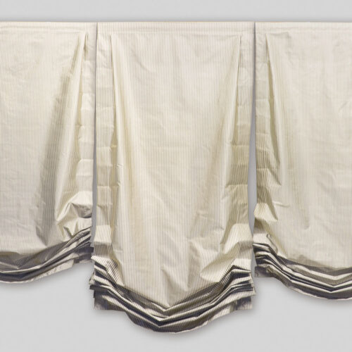 Drei Finca Mallorca Raffrollos in gestreiftem Stoff, harmonisch nebeneinander arrangiert.