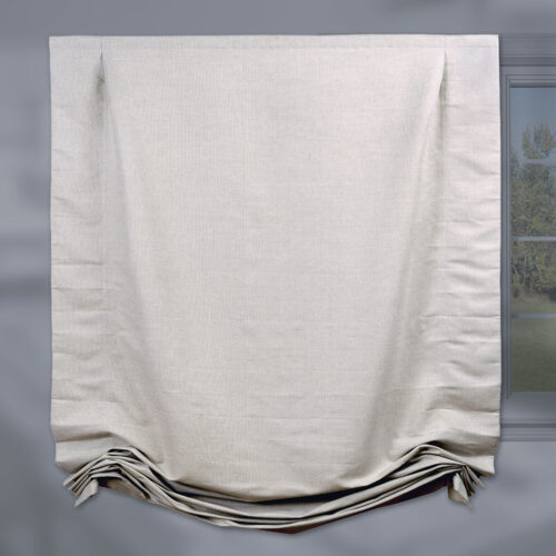 Naturfarbenes Finca Mallorca Raffrollo mit weichem Faltenwurf.