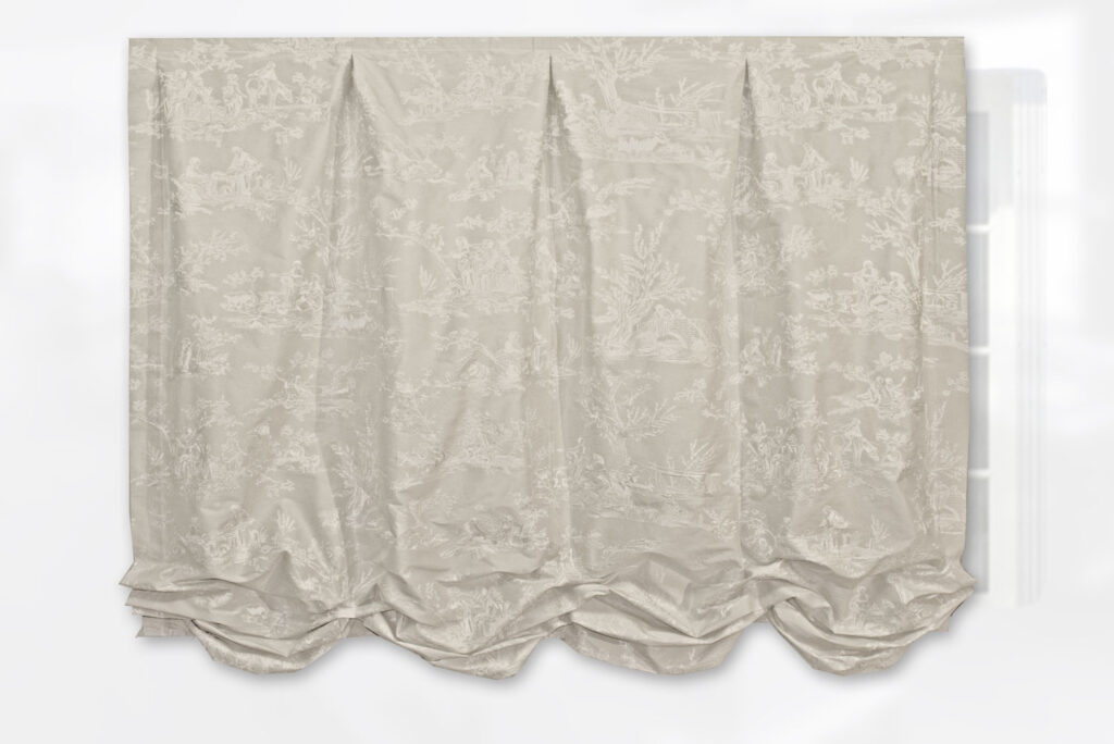 Florentiner Raffrollo mit klassischem Toile-de-Jouy-Muster.