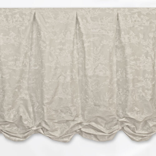 Florentiner Raffrollo mit klassischem Toile-de-Jouy-Muster.