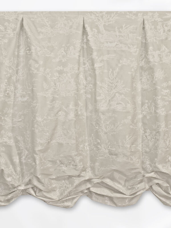 Florentiner Raffrollo mit klassischem Toile-de-Jouy-Muster.