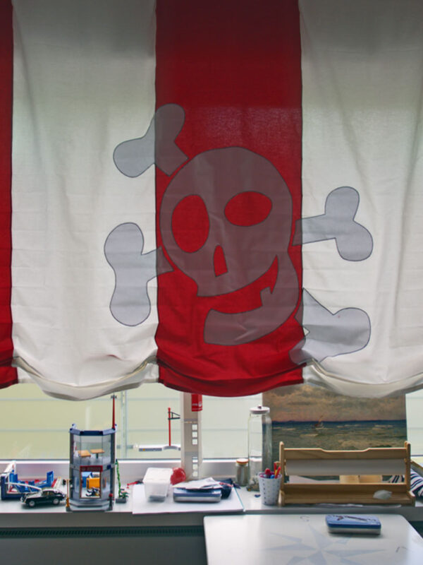 Florentiner Raffrollo mit Piratenmotiv im Kinderzimmer.