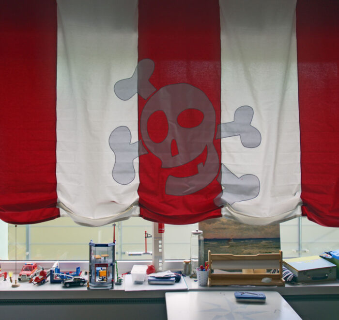 Florentiner Raffrollo mit Piratenmotiv im Kinderzimmer.