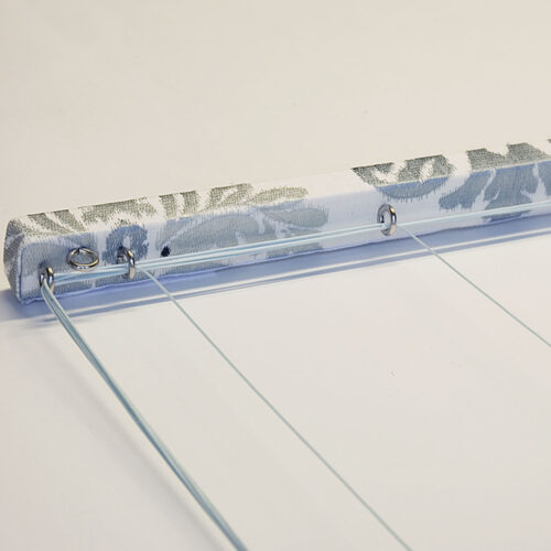 stoffbezogene Holzleiste mit Schnurzug