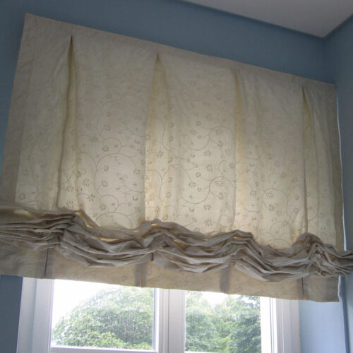 Mailänder Raffrollo mit Blumenranken im Kinderzimmer.