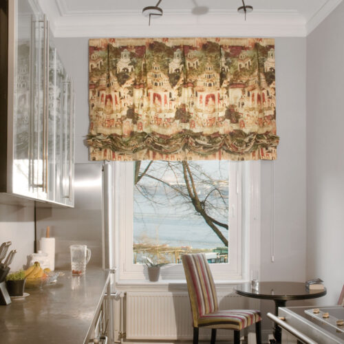 Mailänder Raffrollo mit historischem Muster in einer Küche.