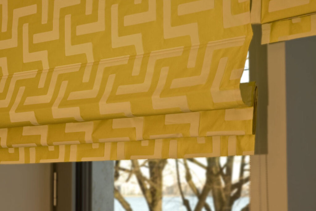 Quadro Faltrollo mit Stäben für einen eleganten Fall, ideal für gemusterte Stoffe.