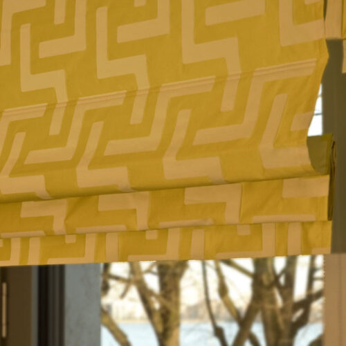 Quadro Faltrollo mit Stäben für einen eleganten Fall, ideal für gemusterte Stoffe.