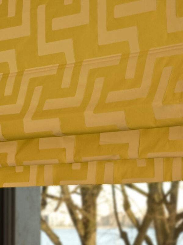 Quadro Faltrollo mit Stäben für einen eleganten Fall, ideal für gemusterte Stoffe.