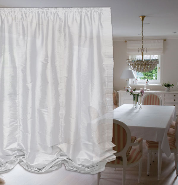 Elegantes Wolkenraffrollo in Weiß mit weich fallenden Falten für eine stilvolle Fensterdekoration.