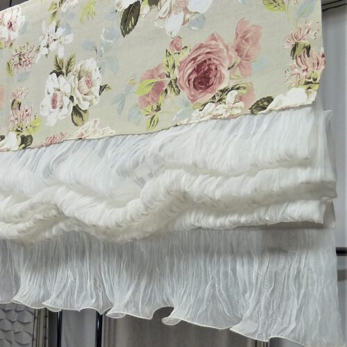 Faltrollo mit gecrashtem Stoff im unteren Drittel – stilvolle Kombination aus Struktur und Eleganz.