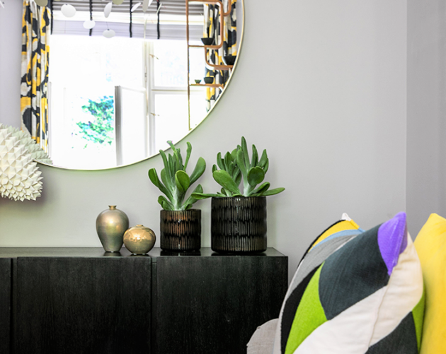 Modernes Wohnzimmer mit dekorativen Kissen mit Mini-Stehsaum in kräftigen Farben und geometrischem Muster.