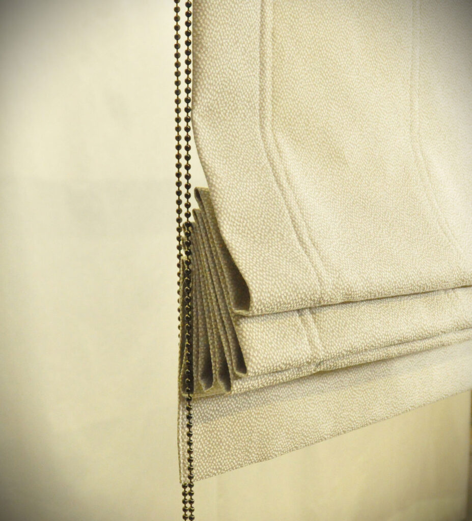 Classic Faltrollo mit geraden Rolloabschluss (Volant) und einer schwarzen Metallkette