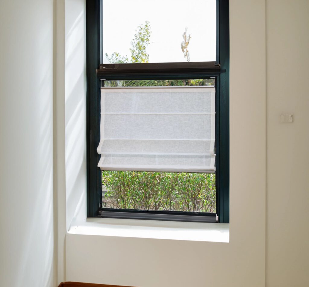 Weißes Biesenfaltrollo zum Verschieben an einem modernen Fenster mit lichtdurchlässigem Stoff, ideal für stilvolle Fensterdekoration. Die schönste Alternative zu Plissees.