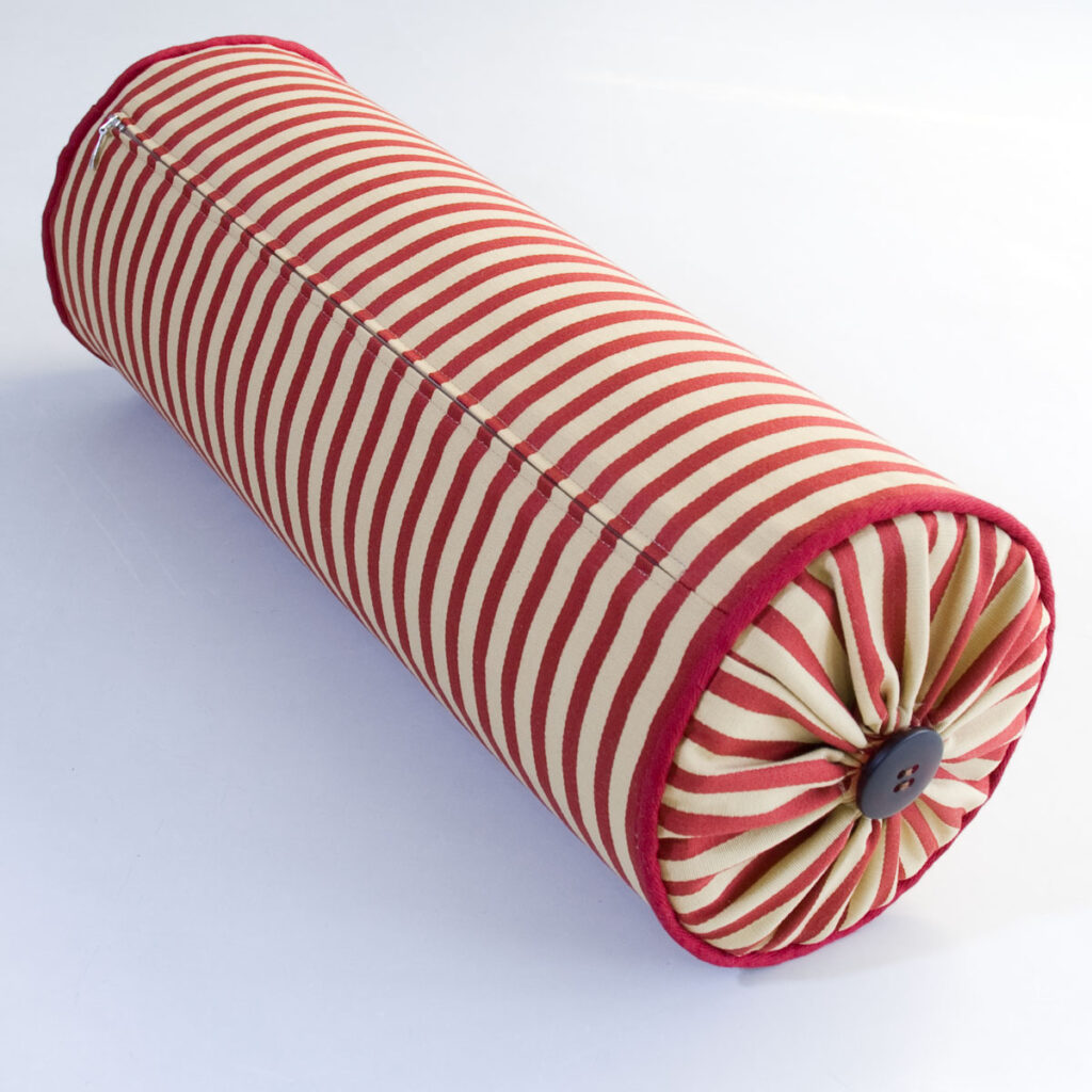 klassische Nackenrolle mit Keder und Knopf