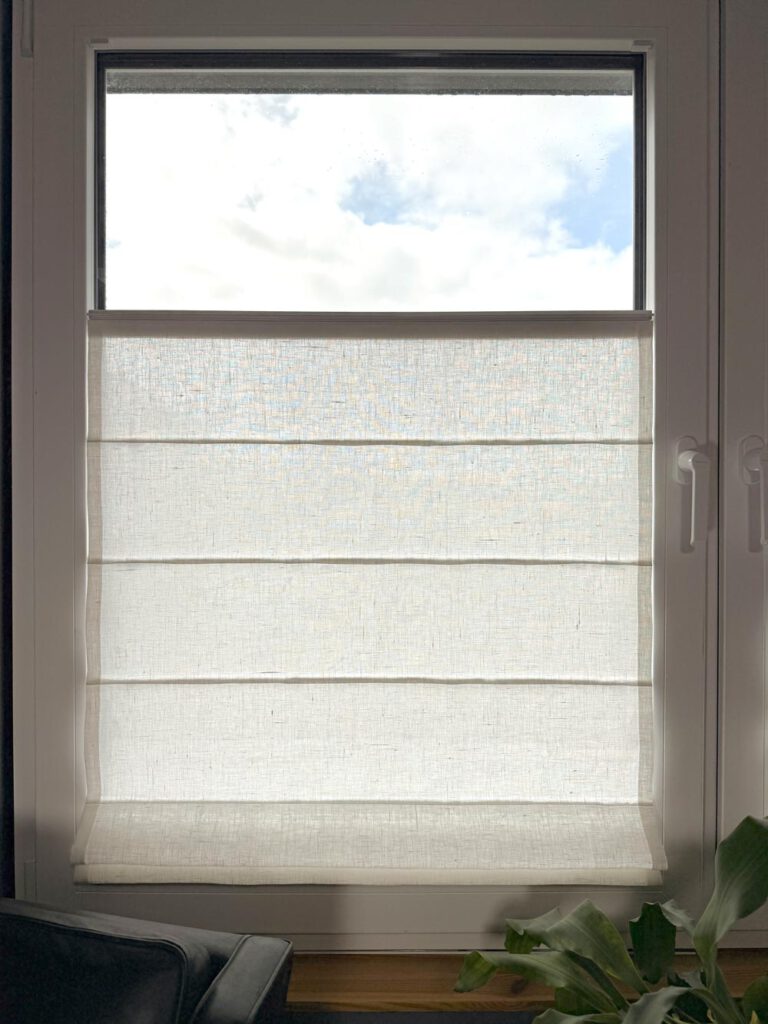 Weißes Biesenfaltrollo zum Verschieben an einem modernen Fenster mit lichtdurchlässigem Stoff, ideal für stilvolle Fensterdekoration. Die schönste Alternative zu Plissees.